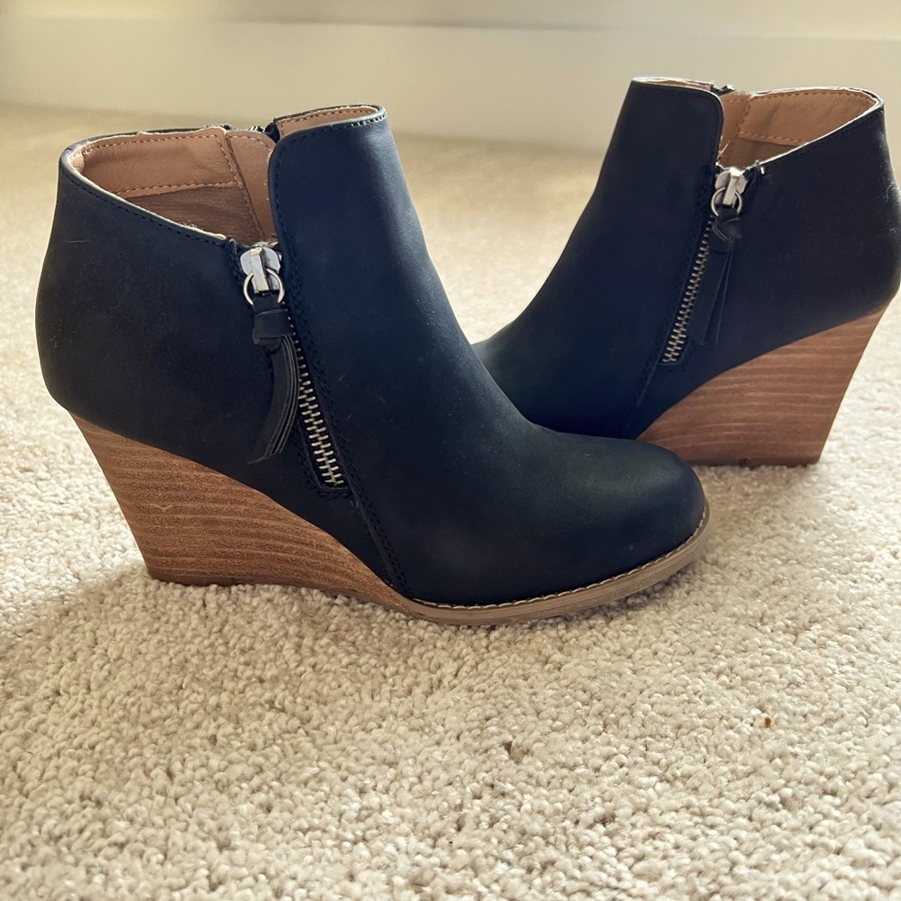 Report black boots, size 6, zip side